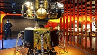 China bersiap susul UEA melakukan peluncuran misi menuju Mars. Sejumlah teknologi canggih terkait misi itu pun dipamerkan di salah satu mall Beijing. Yuk, lihat