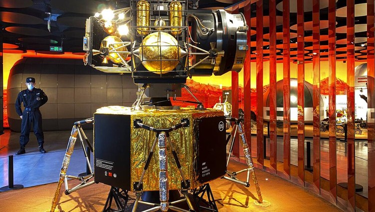 China Siap Luncurkan Misi ke Mars, Yuk Lihat Teknologi Canggihnya China bersiap susul UEA melakukan peluncuran misi menuju Mars. Sejumlah teknologi canggih terkait misi itu pun dipamerkan di salah satu mall Beijing. Yuk, lihat