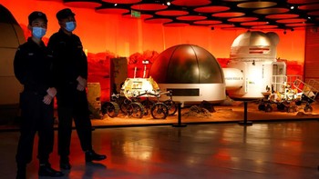 Ilmuwan China mengatakan misi Tianwen-1 akan melakukan sejumlah survei di Mars, termasuk mengukur komposisi tanah dan batu, mencari tanda-tanda air es yang terkubur dan mempelajari magnetosfer dan atmosfer Mars. Orbiter dan rover ini juga akan mempelajari cuaca serta mengulik struktur internal Mars. Ini bukan pertama kalinya China berambisi mengirimkan misi antariksa ke Planet Merah. Pada tahun 2011, mereka meluncurkan orbiter Yinghuo-1 menggunakan roket Rusia, tapi sayangnya peluncuran tersebut gagal dan wahana tersebut jatuh kembali ke Bumi. AP Photo/Ng Han Guan.