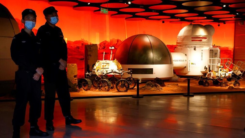 China bersiap susul UEA melakukan peluncuran misi menuju Mars. Sejumlah teknologi canggih terkait misi itu pun dipamerkan di salah satu mall Beijing. Yuk, lihat