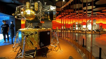 Sejumlah pengunjung melihat beragam teknologi canggih terkait upaya peluncuran misi ke Mars yang akan dipamerkan di salah satu mal yang berada di kawasan Beijing, China. AP Photo/Andy Wong.  