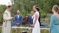 Sepasang pengantin asal Norwegia dan Swedia memutuskan menikah di perbatasan dua negara mereka, dengan para tamu yang berdiri di masing-masing sisi perbatasan wilayah. Pernikahan unik itu digelar di tengah hutan imbas pembatasan aktivitas wilayah yang ketat guna mencegah penyebaran virus Corona.  Istimewa/Philip Nordas via BBC.  