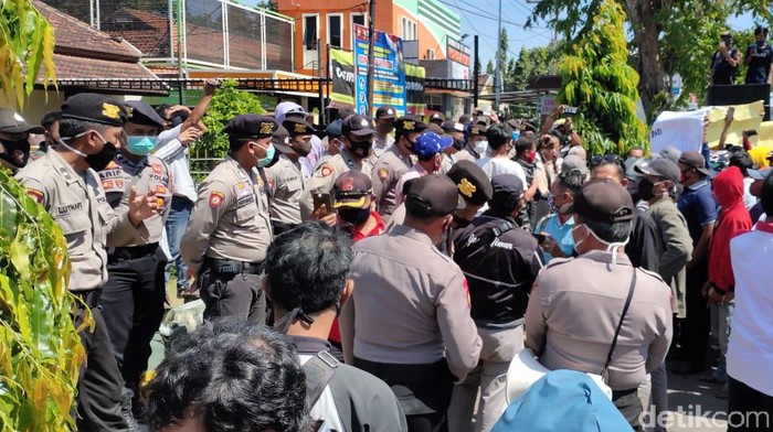 demo polsek dringu