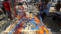 Mereka juga wajib menerapkan physical distancing saat melakukan transaksi jual-beli sapi kurban di pasar tersebut.