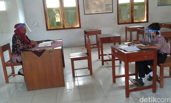 Dimas siswa SMPN 1 Rembang tetap sekolah karena tak punya gawai