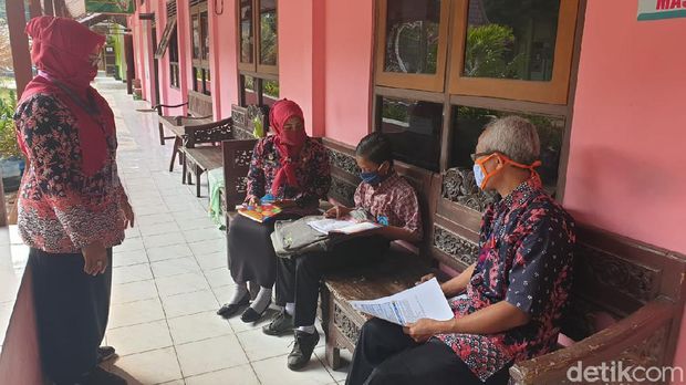 Dimas siswa SMPN 1 Rembang tetap sekolah karena tak punya gawai