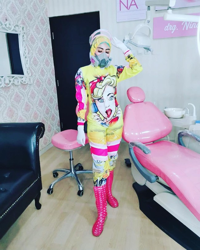 Untuk bahan, Nina membelinya sendiri di toko kain sebelum dibawa ke penjahit. Bahan pilihan dia antara lain taslan balon, taslan milky dan gore-tex. Semuanya standard APD 100% antiair, kata pendiri NDC Dental Clinic di Malang itu.  (Foto: Instagram/@itsneyna)