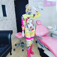 Untuk bahan, Nina membelinya sendiri di toko kain sebelum dibawa ke penjahit. Bahan pilihan dia antara lain taslan balon, taslan milky dan gore-tex. Semuanya standard APD 100% antiair, kata pendiri NDC Dental Clinic di Malang itu.  (Foto: Instagram/@itsneyna)