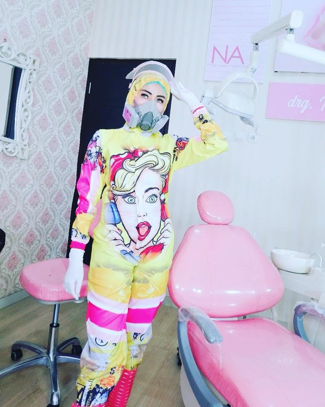 Nina juga mengklaim, kain tersebut reusable atau aman apabila dipakai berulang kali. Hampir semua material berwarna polos. Untuk menambah motif, digunakan teknik digital printing pada kain. (Foto: Instagram/@itsneyna)