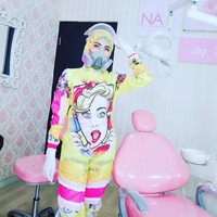 Nina juga mengklaim, kain tersebut reusable atau aman apabila dipakai berulang kali. Hampir semua material berwarna polos. Untuk menambah motif, digunakan teknik digital printing pada kain. (Foto: Instagram/@itsneyna)