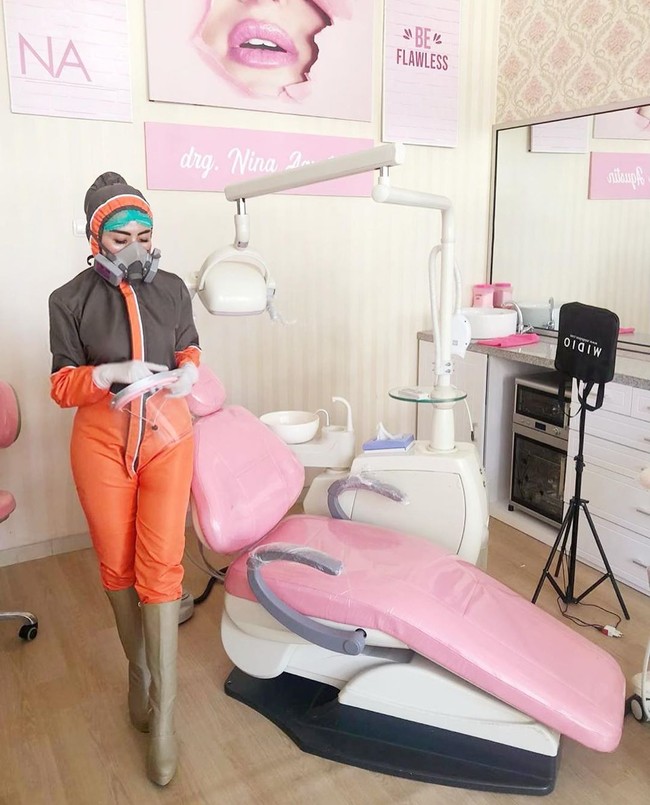 Kalau seksi, itu persepsi orang menilainya bagaimana. Karena saya memakai APD sesuai postur tubuh saya supaya nyaman. Mungkin orang selama ini melihat APD yang selalu longgar, lalu kaget ketika ada APD seperti punya saya, kata Nina. Bagi Nina, baju APD yang mengepas di tubuh akan membuatnya lebih nyaman bergerak ketika menangani pasien klinik gigi. Hal itu diakui oleh rekan-rekan sejawatnya. Terbukti, menurut pengakuan Nina, mereka juga mengikuti jejaknya untuk memesan APD yang sama. (Foto: Instagram/@itsneyna)