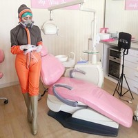 Kalau seksi, itu persepsi orang menilainya bagaimana. Karena saya memakai APD sesuai postur tubuh saya supaya nyaman. Mungkin orang selama ini melihat APD yang selalu longgar, lalu kaget ketika ada APD seperti punya saya, kata Nina. Bagi Nina, baju APD yang mengepas di tubuh akan membuatnya lebih nyaman bergerak ketika menangani pasien klinik gigi. Hal itu diakui oleh rekan-rekan sejawatnya. Terbukti, menurut pengakuan Nina, mereka juga mengikuti jejaknya untuk memesan APD yang sama. (Foto: Instagram/@itsneyna)