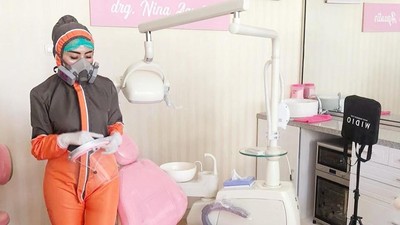 9 Gaya Dokter Gigi di Malang yang Viral Pakai APD Seksi dan Stylish