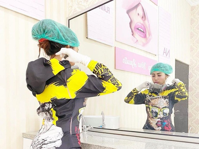 Idealnya, APD yang dipakai harus berstatus level tiga, terdiri dari baju hazmat, masker N95, sepatu bot, kacamata google dan face shield. Namun, tantangan baru timbul. Pasien, terutama anak-anak, kalau melihat dokter pakai APD, apalagi level 3, takut dan merasa tak nyaman, kata Nina kepada Wolipop, Kamis (3/7/2020). Dari situ, muncul ide di benak Nina untuk membuat baju APD yang elok dipandang sehingga tak mengintimidasi pasien, tapi tetap sesuai standar keamanan. (Foto: Instagram/@itsneyna)