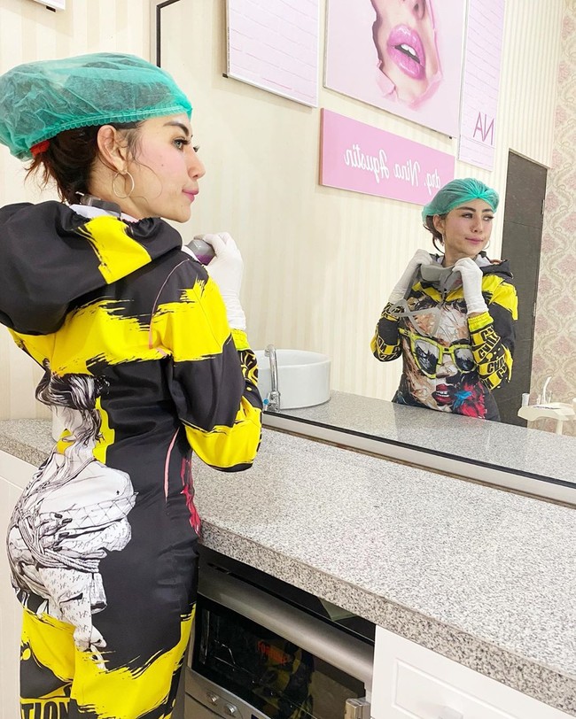 Inilah Nina Agustin, dokter gigi di Malang, Jawa Timur, yang baru-baru ini viral di media sosial. Ia dipuji netizen karena penampilannya dengan baju alat pelindung diri (APD) yang lain daripada yang lain. Menurut netizen,  baju APD yang dipakai alumnus Universitas Airlangga Surabaya itu stylish dan seksi. (Foto: Instagram/@itsneyna)