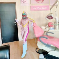 Ada yang didominasi warna pink (senada dengan ruangan praktiknya), oranye, hingga APD yang dihiasi desain visual bergaya pop-art. Perempuan kelahiran Kediri, 15 Agustus 1985, ini mengatakan, APD tersebut dibuat oleh penjahit yang biasa membuat APD. Kebetulan penjahit tersebut juga berasal dari Kediri, kampung halaman Nina. (Foto: Instagram/@itsneyna)