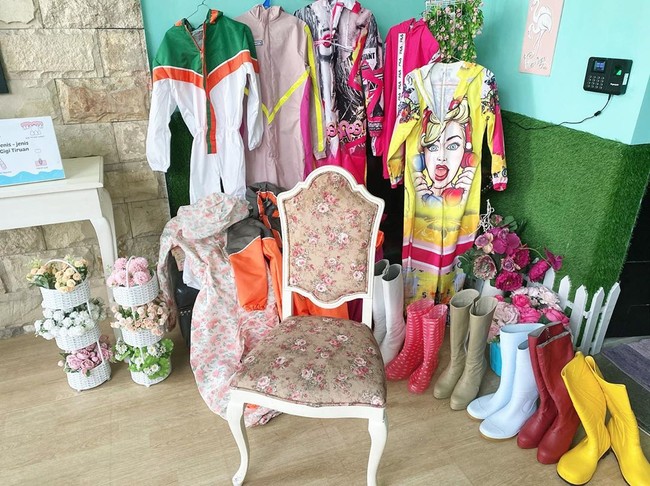 Total, sudah ada 25 baju APD dalam koleksinya. Ia juga melengkapi gayanya dengan bot senada yang dipesan secara khusus dengan mengikuti standar keamanan. (Foto: Instagram/@itsneyna)