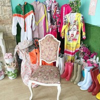 Total, sudah ada 25 baju APD dalam koleksinya. Ia juga melengkapi gayanya dengan bot senada yang dipesan secara khusus dengan mengikuti standar keamanan. (Foto: Instagram/@itsneyna)