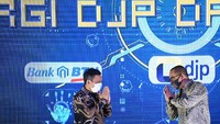Direktur PT Bank Tabungan Negara (Persero) Tbk. Nixon LP Napitupulu bersama Direktur Jenderal Pajak Suryo Utomo dalam acara Launching Aplikasi Layanan Pajak e-Registrasi dan Validasi NPWP antara Dirjen Pajak RI dan Himbara di Jakarta, Kamis (23/7). dok. DJP