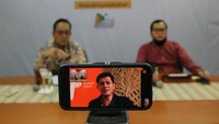 Corporate Secretary Mandiri Syariah Ahmad Reza (kiri) Group Head Digital Banking Sales & Partnership Mandiri Syariah Riko Wardhana (kanan) Chief Marketing Officer (CMO) Rumah Zakat Irvan Nugraha tengah virtual press conference terkait layanan layanan zakat, infak, sedekah dan wakaf (ZISWAF) dan pembelian hewan kurban di Jakarta, (23/7/2020).