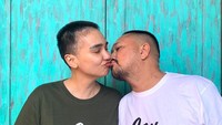 Efek kemoterapi yang dijalani, Feby Febiola memutuskan untuk mencukur habis rambutnya. Foto: Instagram