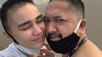 Tidak sendiri, Franky Sihombing sebagai suami juga kompak menemani sang istri mencukur rambutnya dengan gaya yang sama. Foto: Instagram