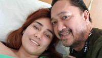 Franky Sihombing selalu menemani Feby Febiola di rumah sakit. Foto: Instagram