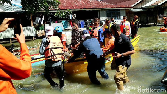 Gubernur Sulsel Nurdin Abdullah saat meninjau banjir di Kabupaten Wajo, Sulsel (Zulkipli-detikcom).
