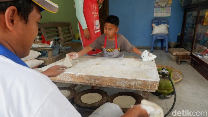 Hilal bocah 13 tahun bikin kulit lumpia dan sendirian rawat ibu