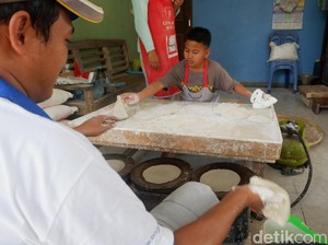 Kisah Hilal, Bocah 13 Tahun Bikin Kulit Lumpia dan Sendirian Rawat Ibu