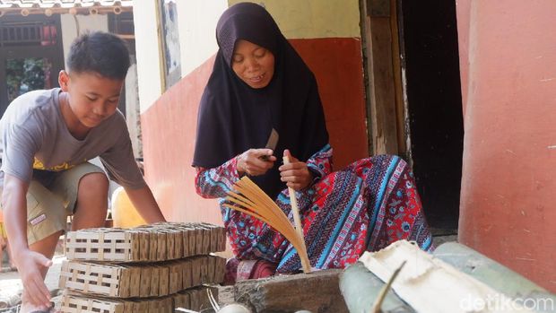 Hilal bocah 13 tahun bikin kulit lumpia dan sendirian rawat ibu