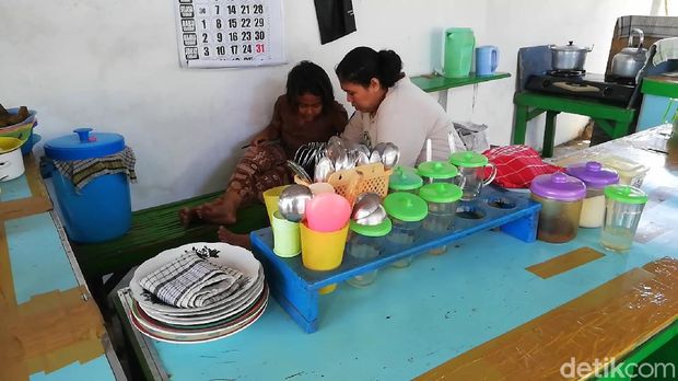 ibu jaga warung sambil dampingi anak belajar daring