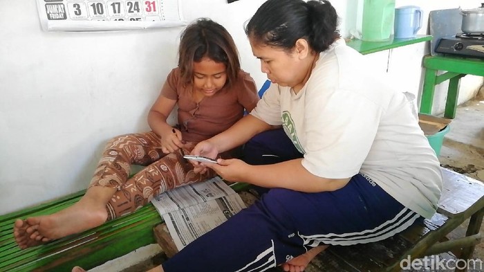 ibu jaga warung sambil dampingi anak belajar daring