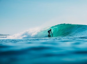 Tabrak Batu Karang saat Berselancar, Bule Amerika Tewas di Mentawai