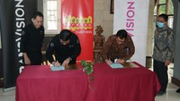Indosat Ooredoo berkolaborasi dengan Transvision. Mereka menghadirkan paket bundling Transvision dengan home router yang berlaku di semua jaringan.
