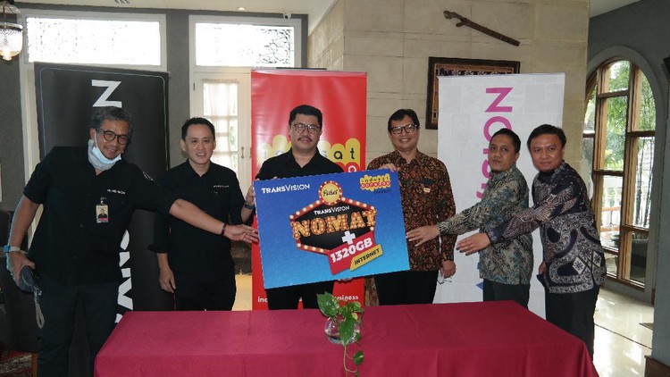 Indosat Ooredoo berkolaborasi dengan Transvision. Mereka menghadirkan paket bundling Transvision dengan home router yang berlaku di semua jaringan.