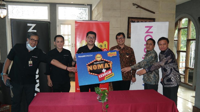 Indosat Ooredoo berkolaborasi dengan Transvision. Mereka menghadirkan paket bundling Transvision dengan home router yang berlaku di semua jaringan.