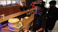 Saat memasuki tempat biliar, pengunjung diukur suhu tubuh dahulu, lalu disemprot spray dinsifektan yang aman di kulit. Pengunjung yang masuk, diwajibkan menggunakan masker dan sarung tangan.