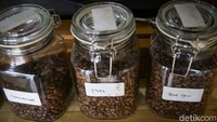 Namun, diketahui menu unggulan di kedai kopi ini adalah Kopi Susu Gula Aren.  