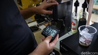 Hilmy mengatakan sebelum terjadinya pandemi, kedai minuman miliknya tersebut mampu menjual kopi hingga 100 cup.