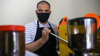 Meski berkebutuhan khusus, sebagai seorang barista, Hilmy memiliki cara tersendiri untuk meracik kopi maupun minuman lainnya yang dipesan oleh pembeli.