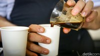 Begini potret saat hilmy tengah sibuk meracik kopi pesanan di kedai kopi miliknya yakni Mata Hati Koffie.