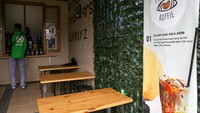 Menariknya, selain sibuk dengan kegiatan kuliah serta membangun usaha kedai kopi, Hilmy saat ini juga tengah dalam proses menjadi Hafiz Quran lho.