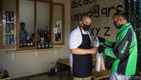 Agar tetap dapat bertahan di tengah pandemi COVID-19, serta memperluas jangkauan pasar, kedai kopi milik Hilmy ini diketahui telah bekerja sama dengan layanan pesan antar berbasis aplikasi, sehingga para pembeli tak perlu jauh-jauh mendatangi kedai kopi tersebut bila hendak mencicipi kopi racikan Hilmy.