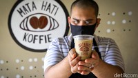 Keterbatasan yang dimiliki oleh Ahmad Hilmy Almusawa (22) tak menyurutkan tekadnya untuk merintis usaha kedai kopi bernama Mata Hati Koffie di kawasan Pondok Cabe Ilir, Pamulang, Tangerang Selatan.