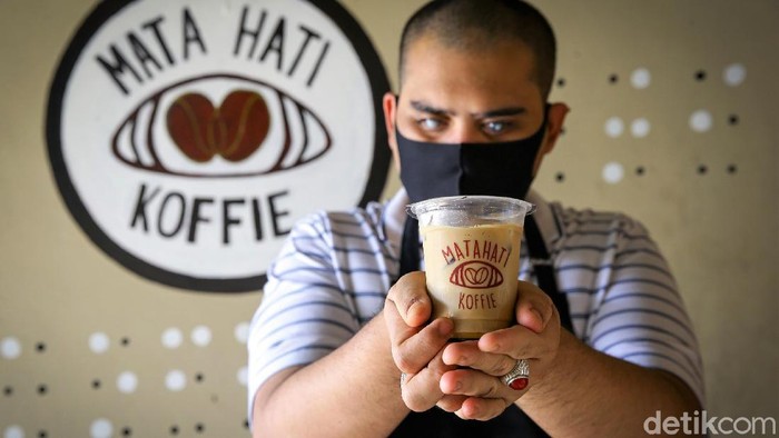 Inspiratif! Saat Keterbatasan Tak Jadi Halangan untuk Meraup Cuan Keterbatasan tak jadi halangan bagi Ahmad Hilmy Almusawa untuk wujudkan impian. Salah satunya membuka kedai kopi dimana ia juga turut menjadi barista.