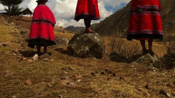 Omar Lucas dari Peru menjuarai kategori People dengan karya berjudul Knitting to heal wounds. Foto ini diambil di Ayacucho, Peru menggunakan iPhone 4. Foto: Omar Lucas/iPhone Photography Awards 2020