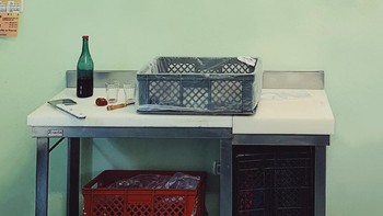 Joao Cabaco dari Portugal memenangkan kategori Still dengan karya berjudul The Wine Bottle and the Seven Chouriços. Foto ini diambil menggunakan iPhone XR. Foto: Joao Cabaco/iPhone Photography Awards 2020