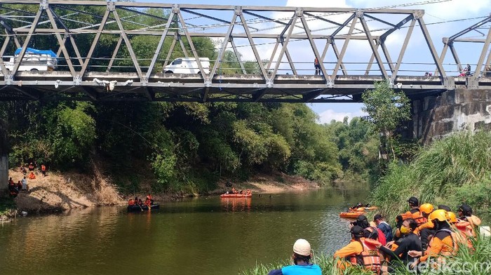 Wanita yang Terjun ke Sungai di Madiun Ditemukan Tewas Mengambang