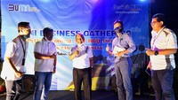 Direktur PT Bank Tabungan Negara (Persero) Tbk. Jasmin (tengah) didampingi Branch Manager KC Karawang Denny Kriswana (kiri), Kepala Divisi Subsidized Mortgage Lending Division Moch. Yut Penta (kedua kiri) dan Kepala Divisi Retail Funding and Service Division Kusumarjono (kanan) berbincang dengan Direktur Sinarmas Grup Shingo Kobayashi (kedua kanan) usai membuka acara Business Gathering, di Kawasan Industri Karawang, Jawa Barat. dok. Bank BTN